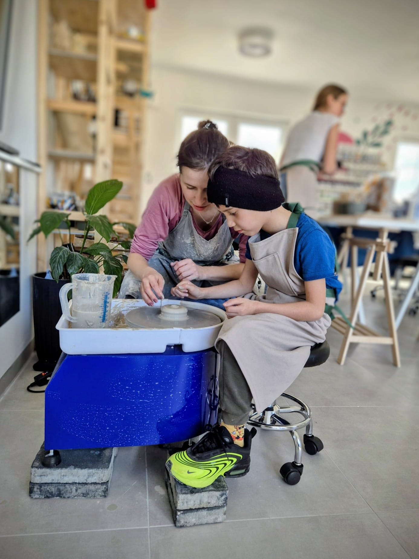 Zajęcia ceramiczne — widok stołu